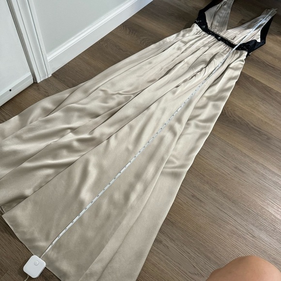 BCBG Maxazria Low Cut Front Open Back Champagne and Black Beaded Gown Size 4 - Picture 13 of 13